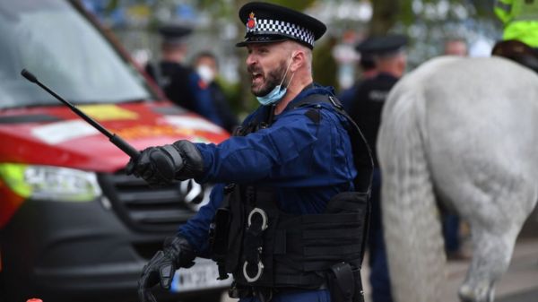 Фанаты "Манчестер Юнайтед" сорвали матч с "Ливерпулем". Они недовольны владельцами своего клуба