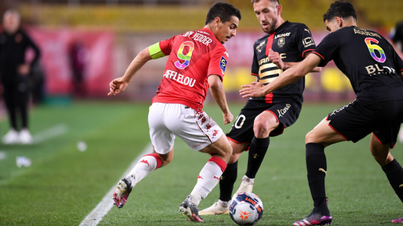 Депутат пожаловался на «рекламу ЛГБТ» на канале «Матч!» из-за радужных номеров на майках футболистов