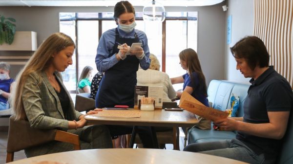 Собянин предложил открыть в ресторанах зоны для привитых от Covid-19