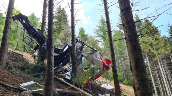 Три человека арестованы в связи с катастрофой на канатной дороге в Италии