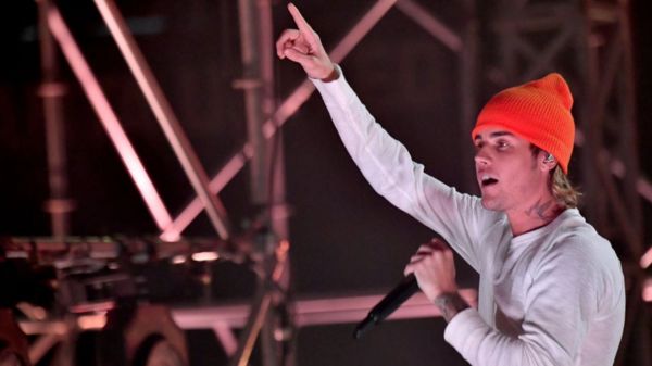 Из реюниона сериала "Друзья" в Китае вырезали Леди Гагу, Джастина Бибера, BTS и все про ЛГБТ