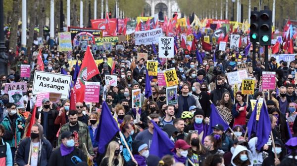 Первомай в мире: марш коронавирусных скептиков и "шествие абсурда"