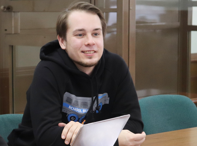 "Есть люди, которые не любят "ЕР", и они ходят на выборы". Экс-глава штаба Навального в Москве идет в Госдуму, несмотря на домашний арест