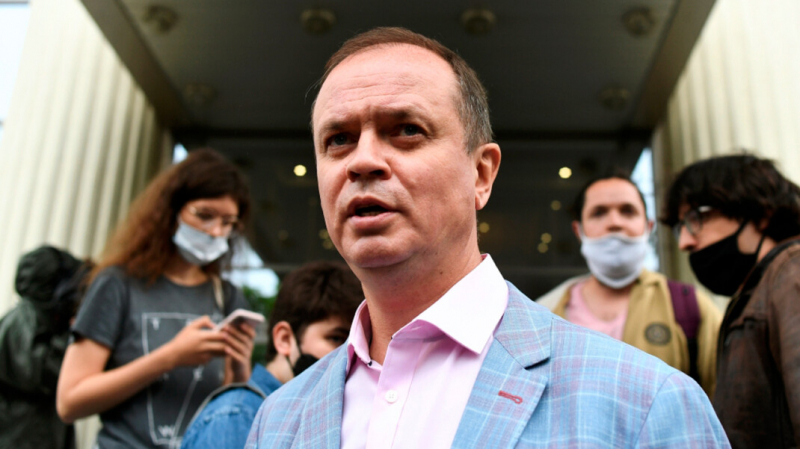 &laquo;Это акт устрашения&raquo;. Десятки писателей и журналистов выступили в поддержку адвоката фонда Навального