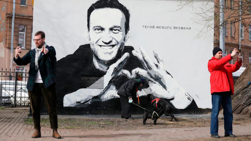 Голодовка Навального и акции в его поддержку привлекли больше внимания россиян, чем обострение в Донбассе