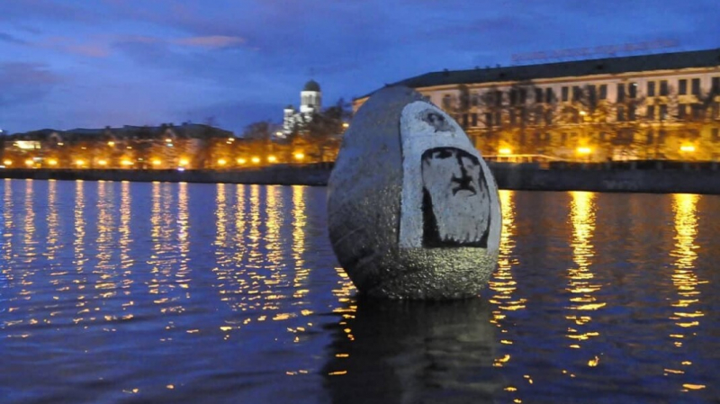 Художник в Екатеринбурге создал &laquo;яйцо&raquo; с портретом патриарха. Московская патриархия не оценила перфоманс
