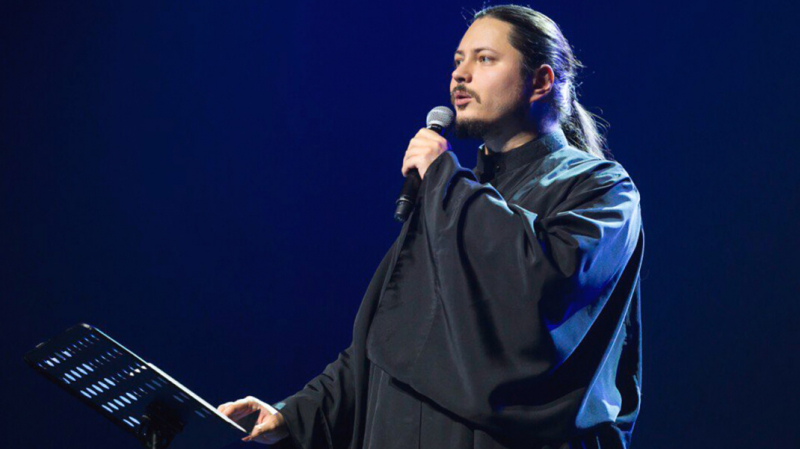 Иеромонах Фотий прокомментировал новый документ РПЦ о работе священников. Певец продолжит выступать