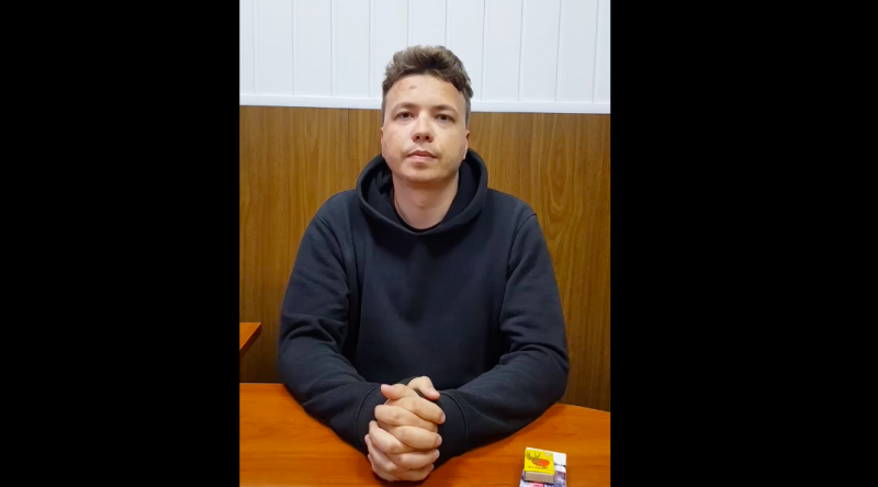 «Я даю признательные показания». Опубликовано первое видео с Протасевичем после его задержания