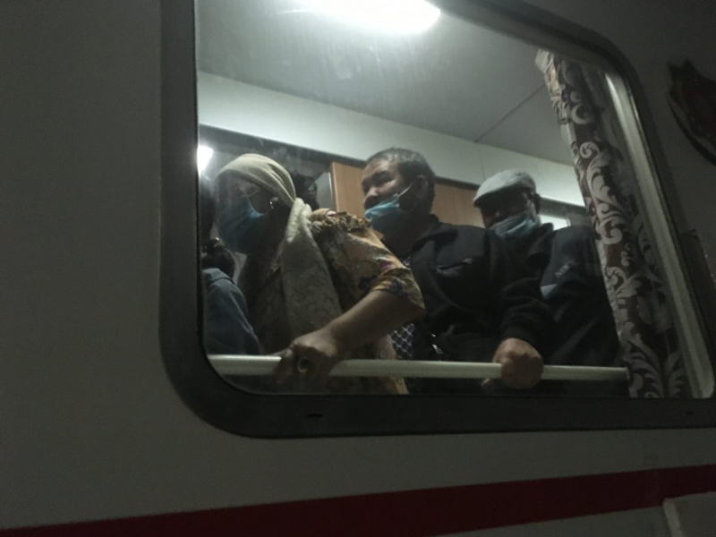 "Как выпрыгнула из вагона – поцеловала землю". 250 этнических казахов из Туркменистана вернулись на родину, что их там ждет?