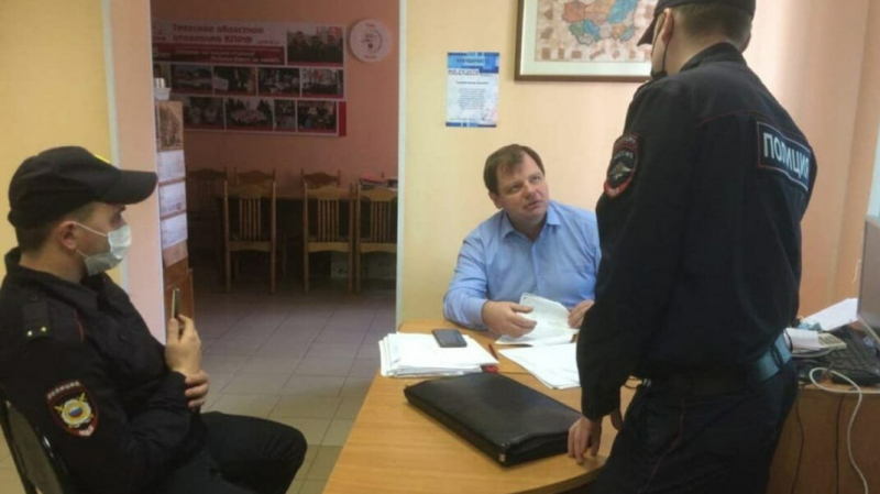 Коммуниста в Твери хотят оштрафовать за возложение цветов 1 мая. Суд признал отказ властей в акции незаконным