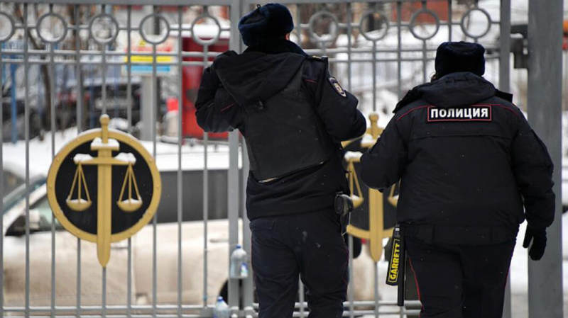 Красноярские полицейские вывезли местных жителей за город, избили и &laquo;применили оружие&raquo;. На них завели дело