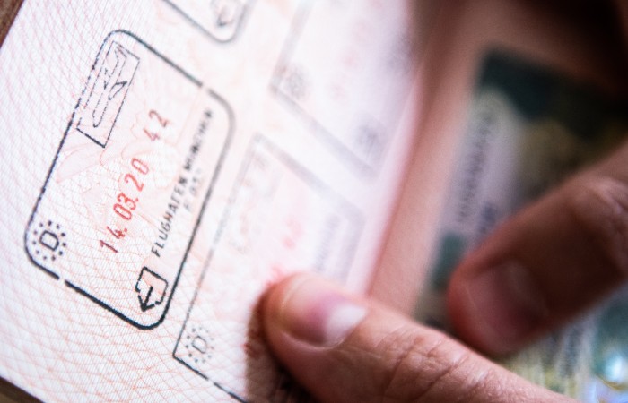 МИД заявил, что россиянам не придется возвращаться из-за рубежа ради загранпаспорта