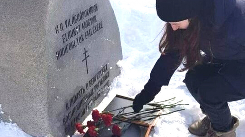 Молодым единороссам вынесли предостережение за возложение цветов к захоронению союзников нацистов