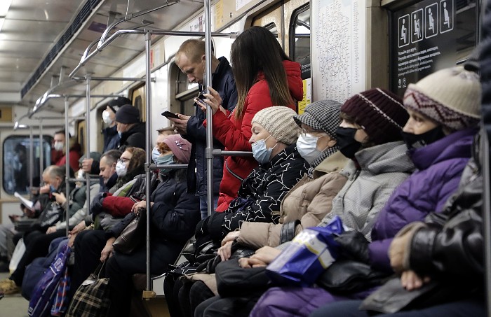 Московские власти пока не приняли решения об отмене масочного режима