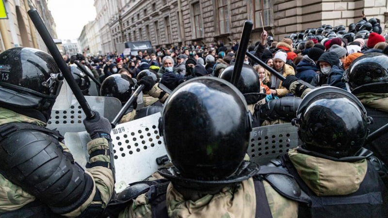 Новосибирского активиста оштрафовали на 18 000 рублей за экстремизм из-за слов &laquo;бандиты в погонах&raquo;