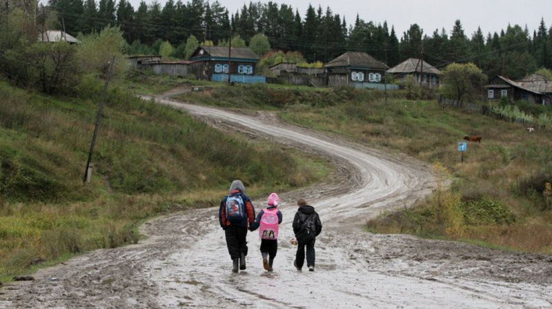 Около 100 000 российских детей добираются в школы пешком за десятки километров