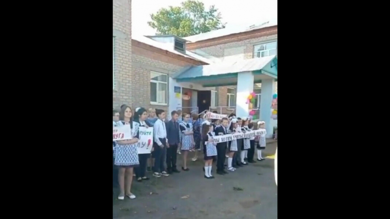 Оренбургские дети на линейке попросили ремонта школы. Одного из родителей обвинили в организации митинга