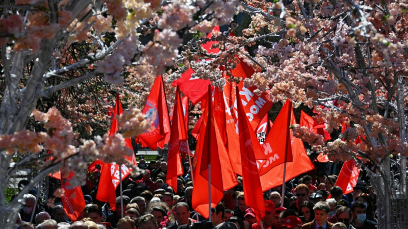 «Ощущение, что всех решили записать в экстремисты». В Москве задержали отмечавших Первомай членов КПРФ
