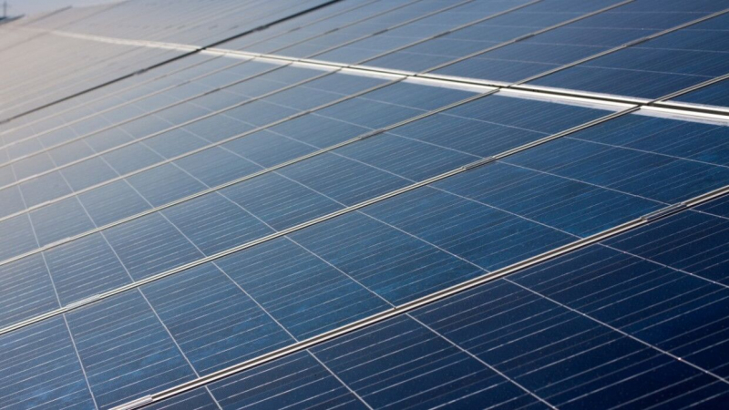 Перовскитные солнечные батареи стали надежнее благодаря "молекулярному клею"