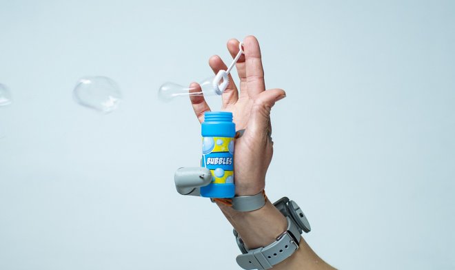 Появление на руке дополнительного искусственного пальца существенно меняет работу мозга