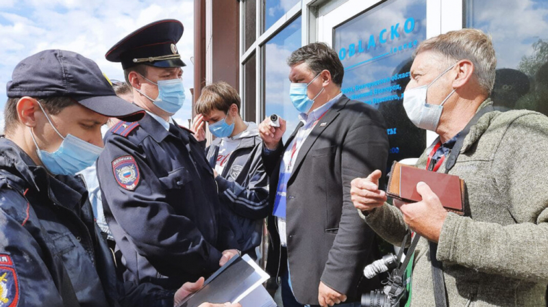 Полицейские разогнали съезд независимых муниципальных депутатов в Великом Новгороде