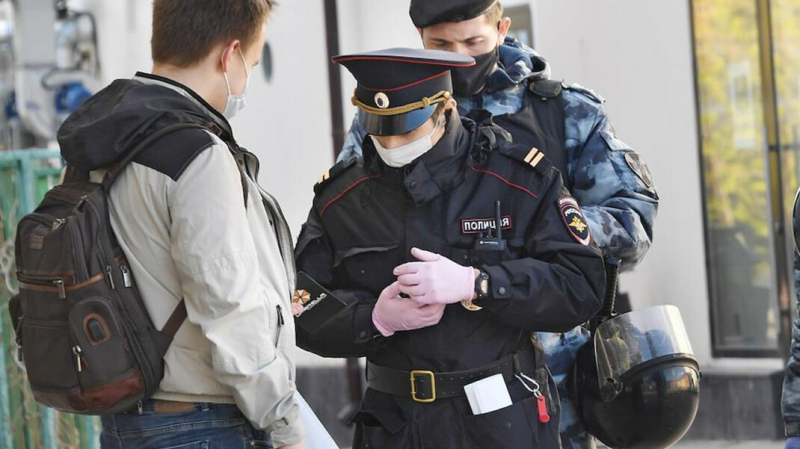 Полицейских, обвиняемых в грабеже 16-летнего подростка, отпустили под подписку о невыезде