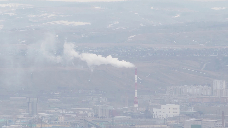 "Просыпаюсь в четыре утра оттого, что задыхаюсь". Как власти (не) решают проблему "черного неба" в Красноярске 
