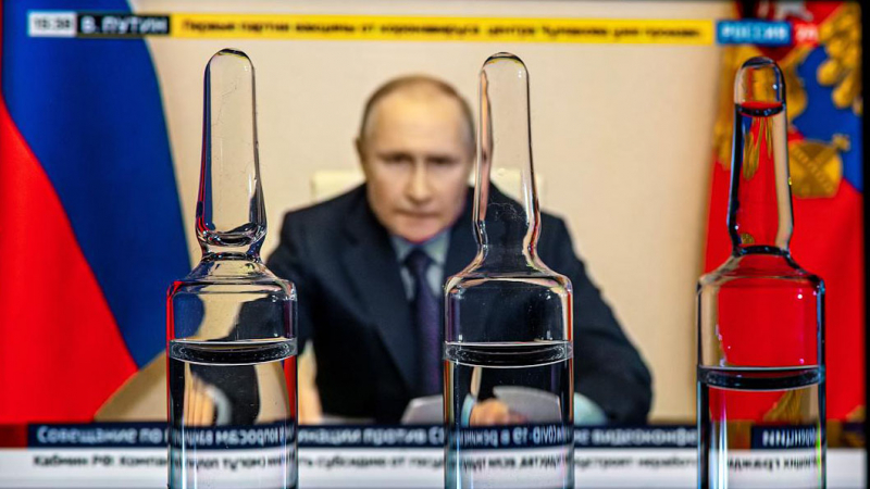 Путин выступил против обязательной вакцинации. О ней говорили региональные власти и Медведев