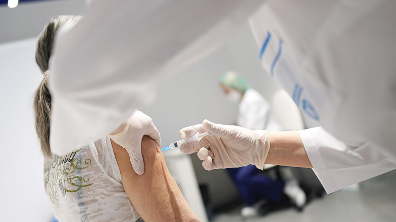 Россия отстаёт от других стран по темпам вакцинации от COVID-19 из-за недостатка доз и недоверия граждан