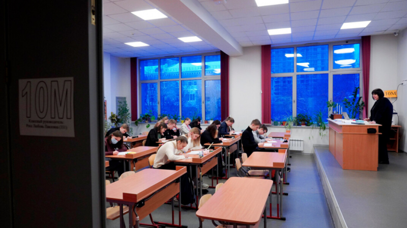 Российские власти подготовят для старших школьников учебник по налогам