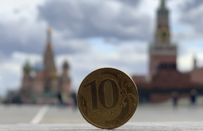 Рубль незначительно снижается к доллару и евро вслед за нефтью