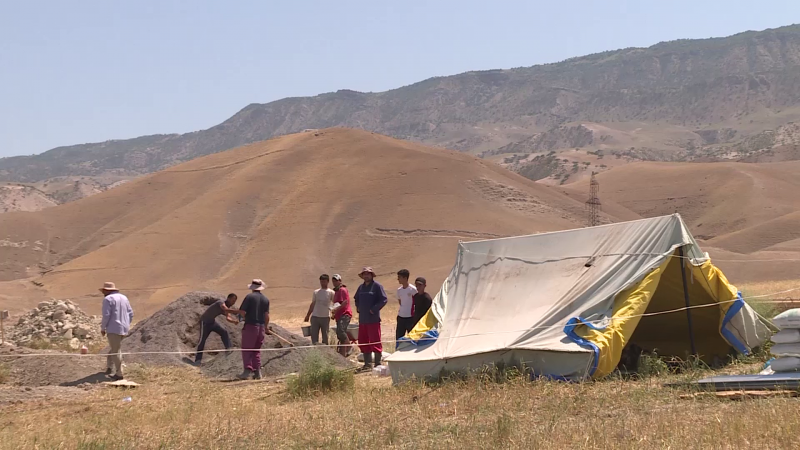 "Сплю снаружи, а дети в палатке". Как живут пострадавшие от оползня в таджикистанском поселке