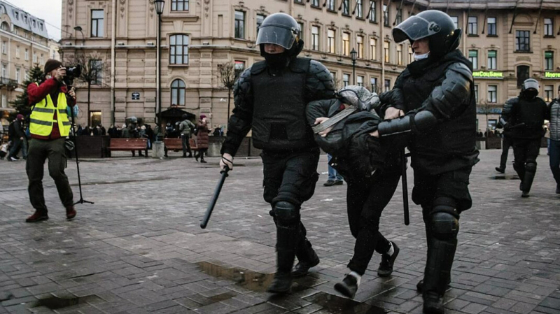 Суд прекратил дело против жителя Петербурга, оштрафованного за выход в магазин 31 января