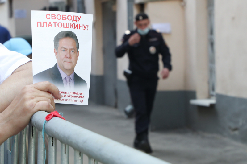 Суд в Москве приговорил главу движения "За новый социализм" Платошкина к 5 годам условно и штрафу в 700 тысяч рублей