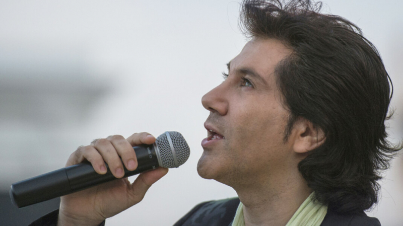 Суд в Москве приговорил похитителей певца Авраама Руссо к реальным срокам, но освободил их от наказания