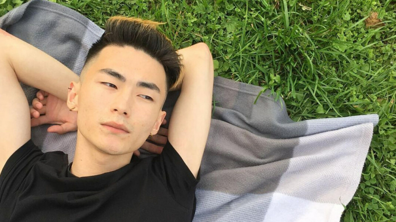 Участника акции Pussy Riot с радужными флагами на здании ФСБ арестовали на 10 суток