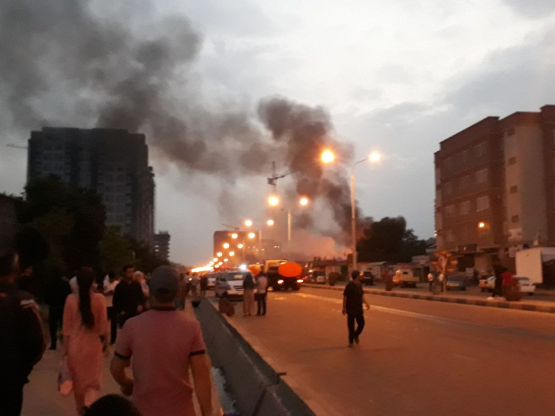 В Душанбе на АЗС произошел взрыв, пожарные ликвидируют возгорание