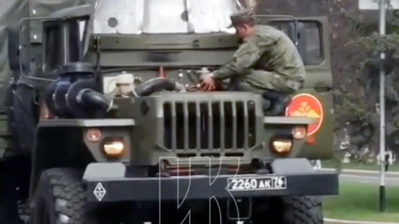 В Кемерово на параде в День Победы загорелся военный автомобиль. Огонь сбили тряпкой