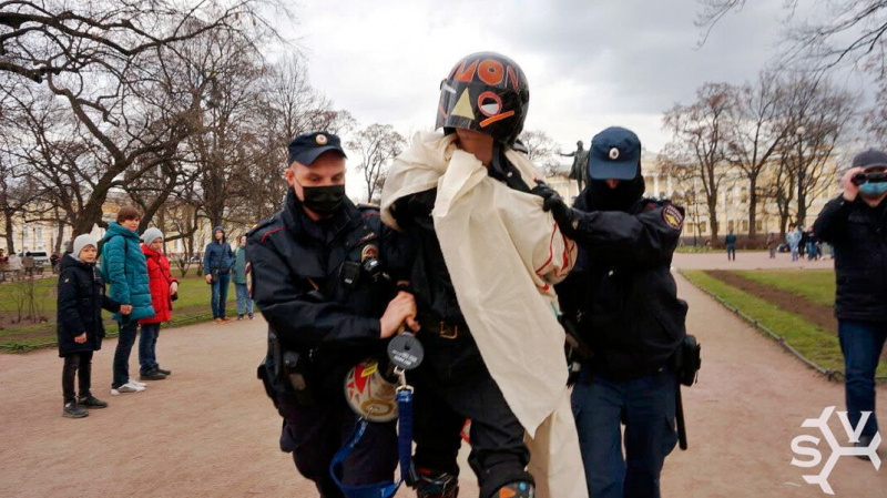 В Петербурге полиция задержала двух участников перфоманса, посвященного репрессиям