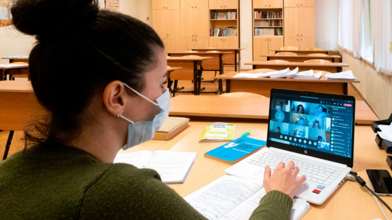 Власти рекомендовали школам Пермского края уйти на удалёнку после нападения школьника на учителя