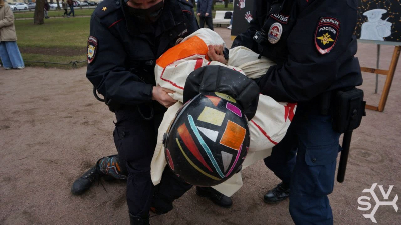 В&nbsp;Петербурге полиция сорвала уличную выставку о&nbsp;репрессиях и&nbsp;задержала ее&nbsp;устроителей