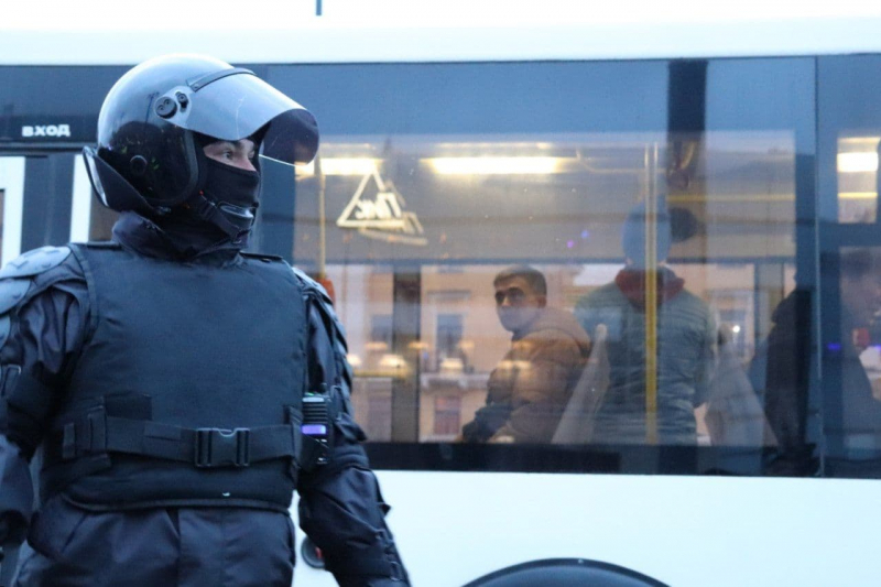 Залепить глазок, пустить газ, отключить электричество: как полиция выманивает из дома участников митингов за Навального