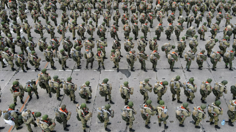 Зеленский заявил о &laquo;вероятной угрозе&raquo; нападения из-за 75 тысяч российских военных у границы Украины