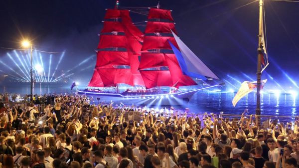 В Петербурге в разгар эпидемии прошел праздник выпускников "Алые Паруса"