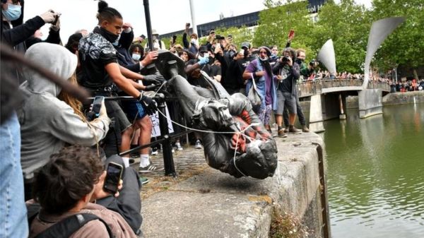 "Эти чувства игнорировать нельзя". В Лондоне снесут памятники работорговцам