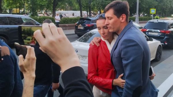 Оппозиционный политик Дмитрий Гудков покинул Россию и надеется добраться до Болгарии