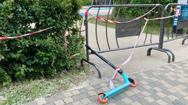 "Лавка заразной не станет". Как в парках Москвы соблюдают новые ковидные ограничения