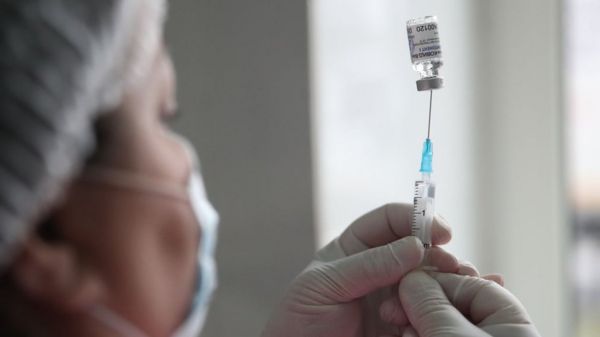 "Дельта" между Москвой и Петербургом. Власти думают, как бороться с новым штаммом коронавируса