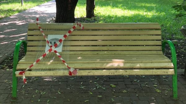 "Лавка заразной не станет". Как в парках Москвы соблюдают новые ковидные ограничения