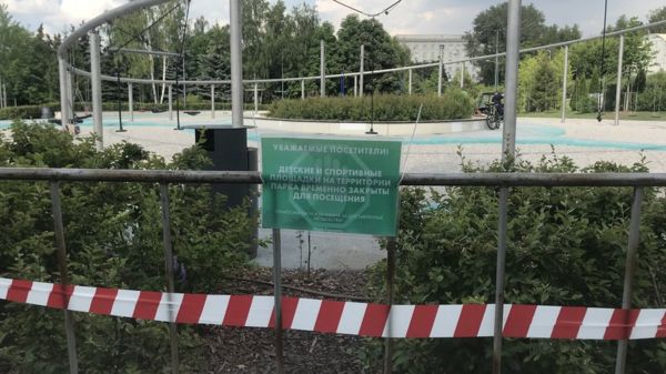 "Лавка заразной не станет". Как в парках Москвы соблюдают новые ковидные ограничения